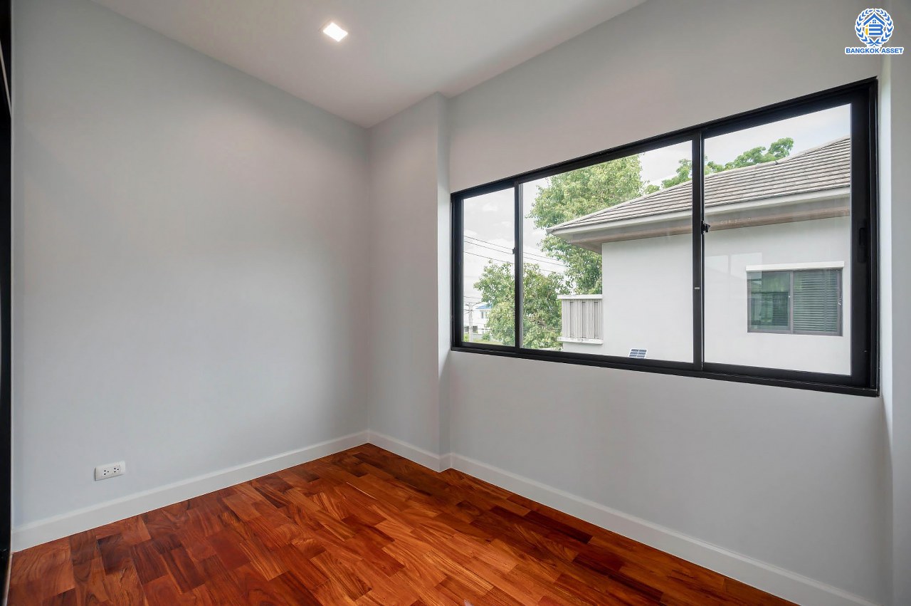 คฤหาสน์สุดหรู ดีไซน์สุด Luxury ติดถนนบรมราชชนนี โครงการ เดอะแกรนด์ ปิ่นเกล้า หลังมุม บนเนื้อที่ถึง 111.6 ตร.ว. ฟังก์ชัน 4 ห้องนอน 5 ห้องน้ำ 1 ห้องแม่บ้าน จอดรถได้ 2 คัน พร้อมบรรยากาศ Private บนทำเลเชื่อมต่อหลายเส้นทาง อาทิถนนบรมราชชนนี, ถนนพุทธมณฑลสาย3 ใกล้เซ็นทรัล ปิ่นเกล้า, ม.มหิดล และทางคู่ขนานลอยฟ้าบรมราชชนนี...